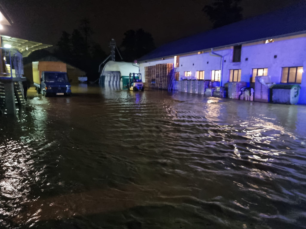 Rekordowa powódź, zamknięta hala sportowa