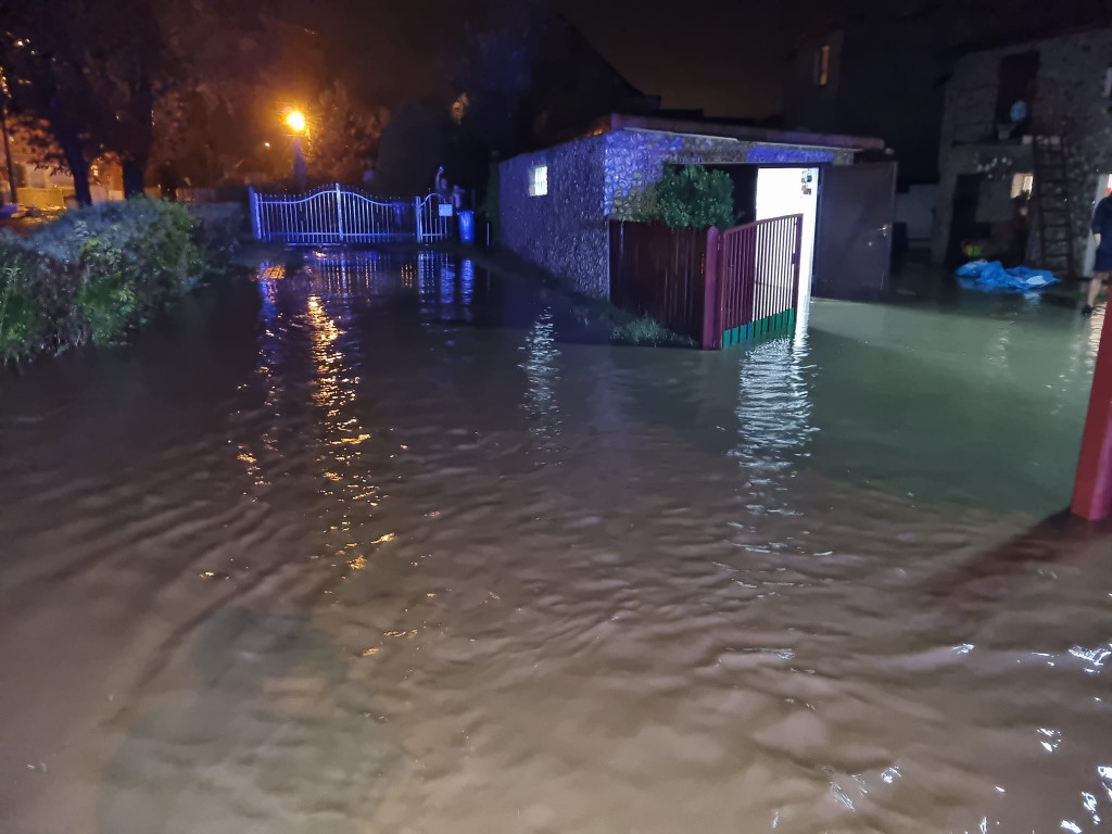 Rekordowa powódź, zamknięta hala sportowa
