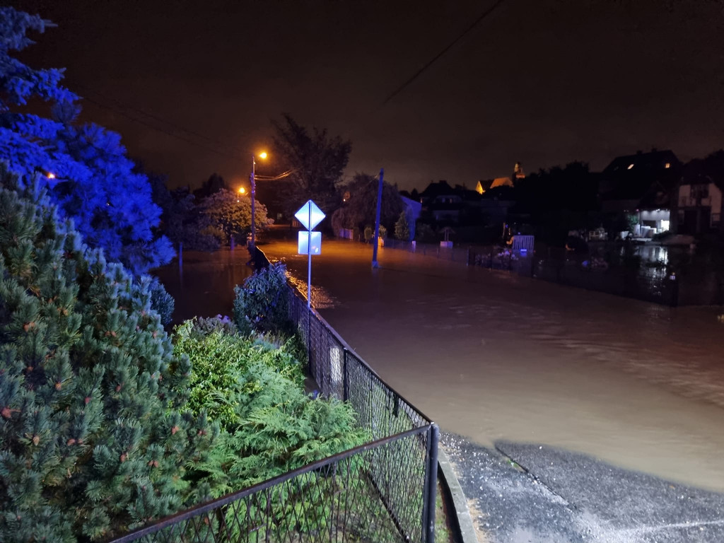 Rekordowa powódź, zamknięta hala sportowa