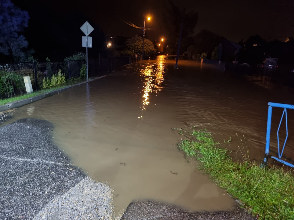 Rekordowa powódź, zamknięta hala sportowa