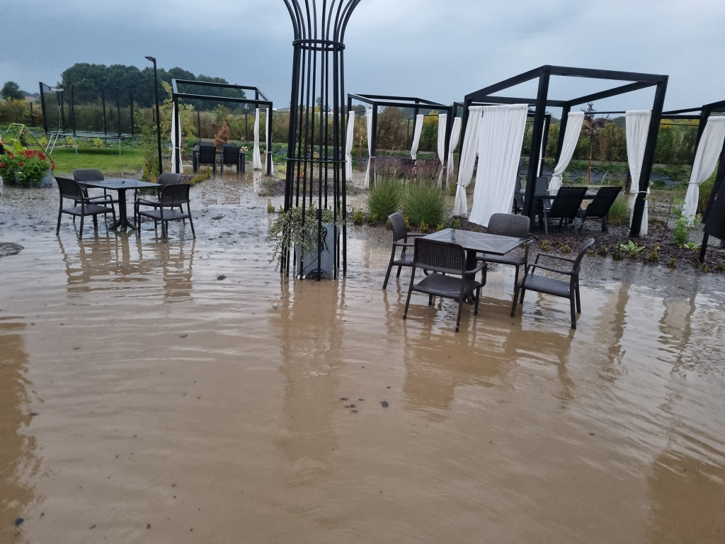 Rekordowa powódź, zamknięta hala sportowa