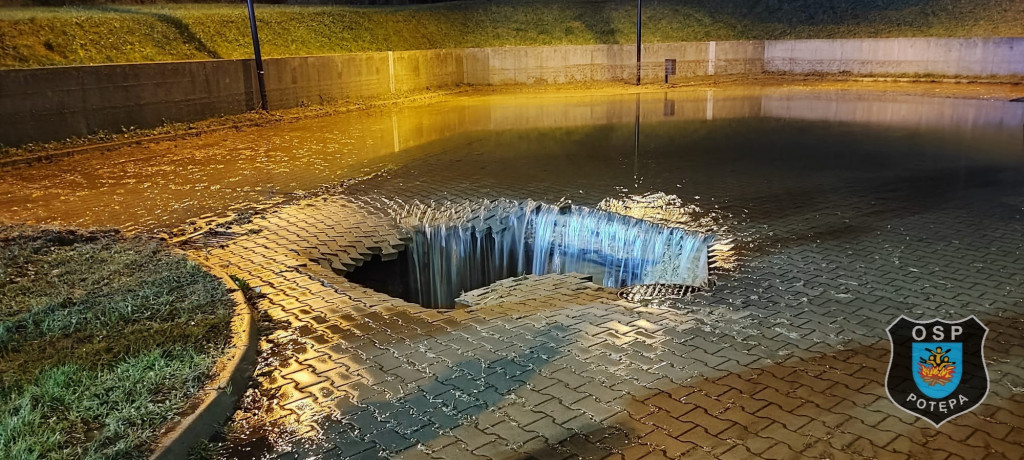 Rekordowa powódź, zamknięta hala sportowa