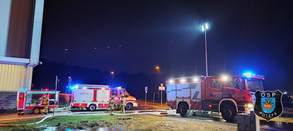 Rekordowa powódź, zamknięta hala sportowa