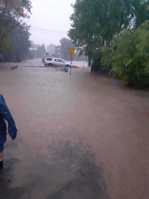 Rekordowa powódź, zamknięta hala sportowa