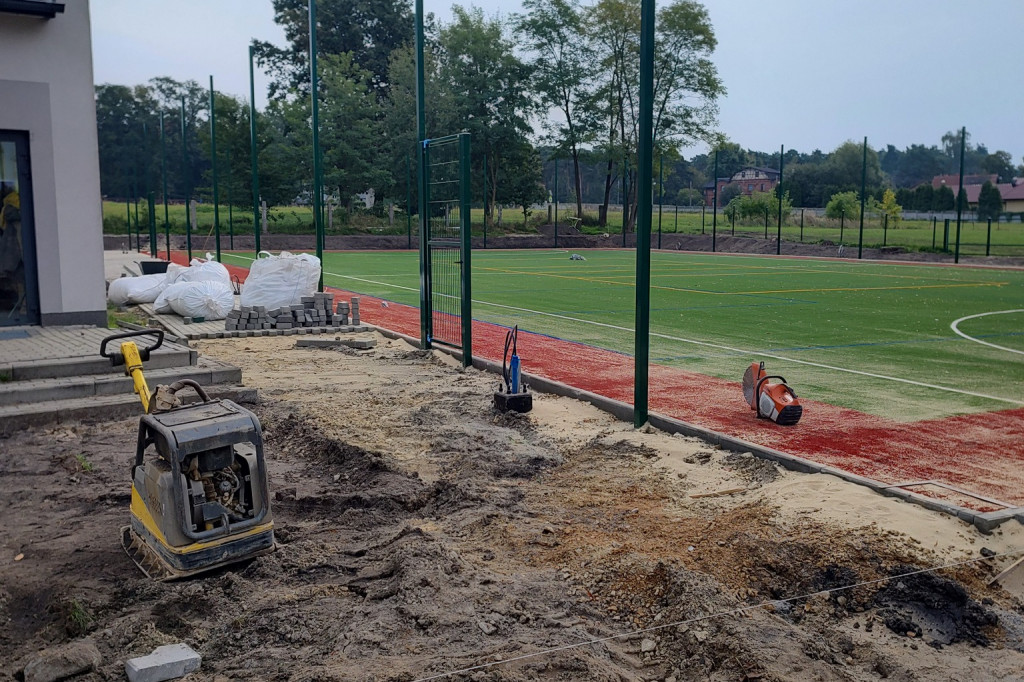 Budują salę gimnastyczną i boisko szkolne