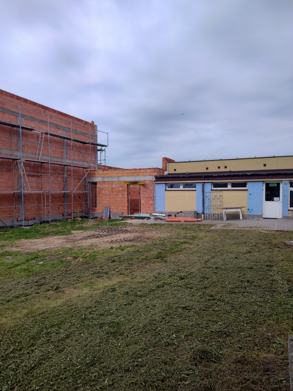 Budują salę gimnastyczną i boisko szkolne