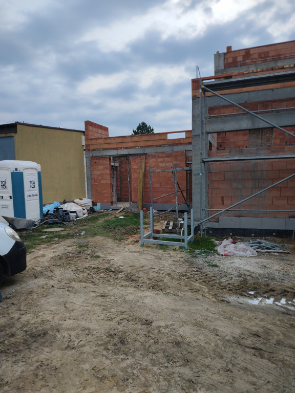 Budują salę gimnastyczną i boisko szkolne