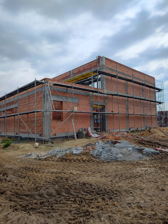 Budują salę gimnastyczną i boisko szkolne