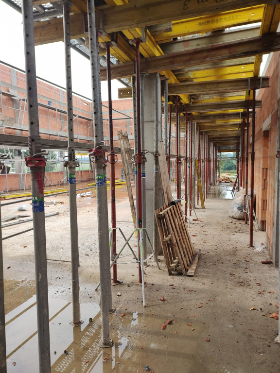 Budują salę gimnastyczną i boisko szkolne