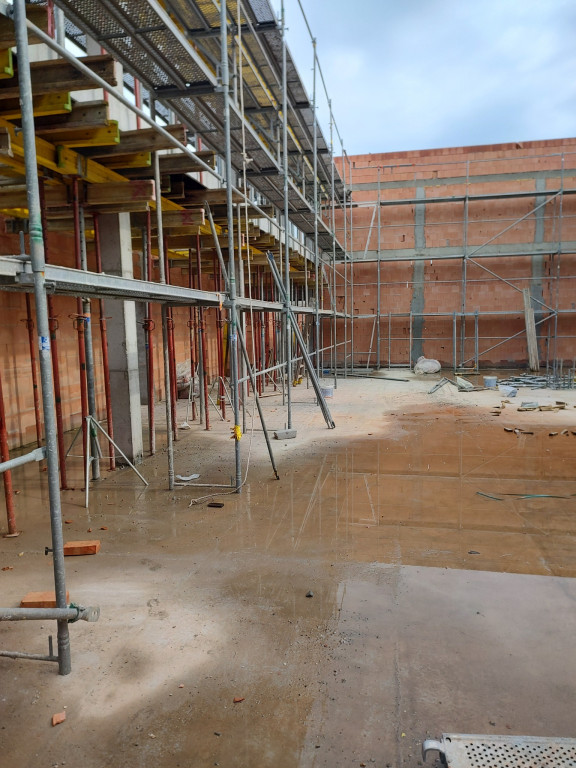 Budują salę gimnastyczną i boisko szkolne