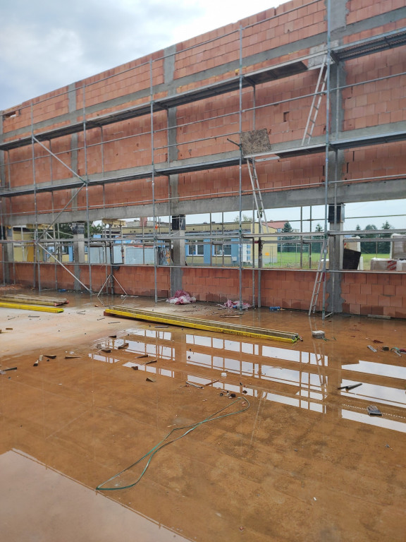 Budują salę gimnastyczną i boisko szkolne