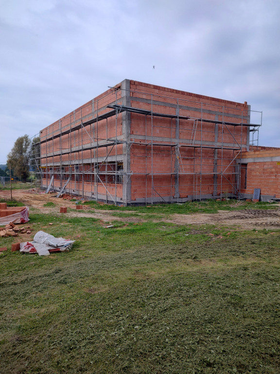 Budują salę gimnastyczną i boisko szkolne