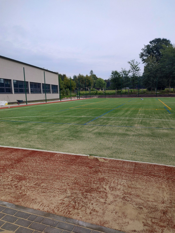 Budują salę gimnastyczną i boisko szkolne