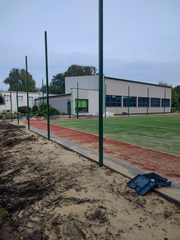 Budują salę gimnastyczną i boisko szkolne