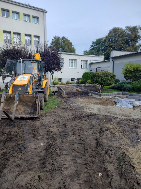 Budują salę gimnastyczną i boisko szkolne