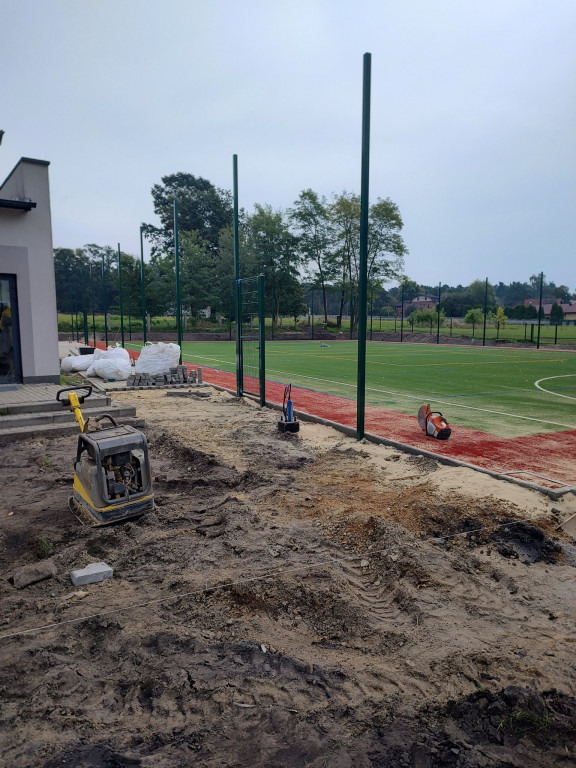 Budują salę gimnastyczną i boisko szkolne