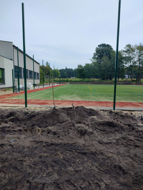 Budują salę gimnastyczną i boisko szkolne