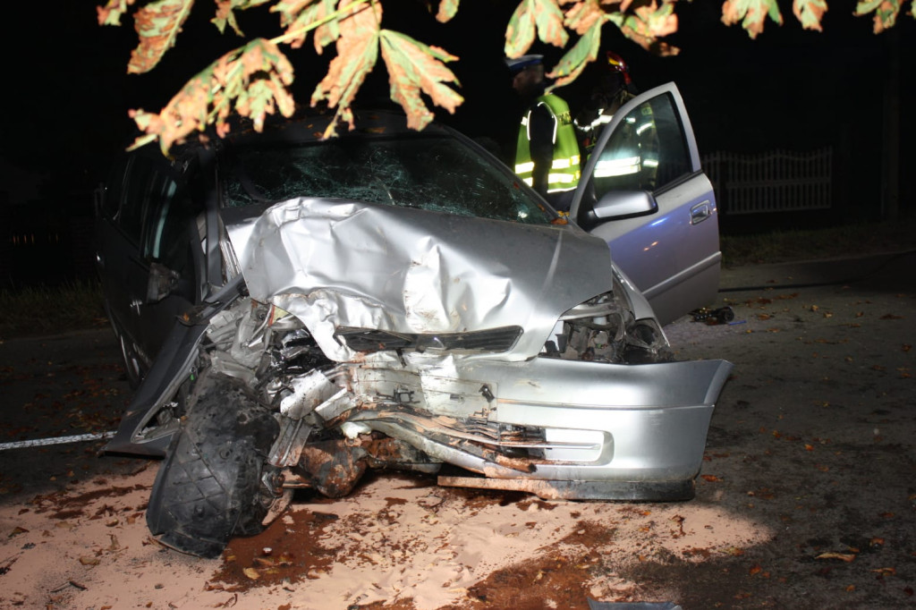 Wypadek na Tarnogórskiej. Kierowca zakleszczony