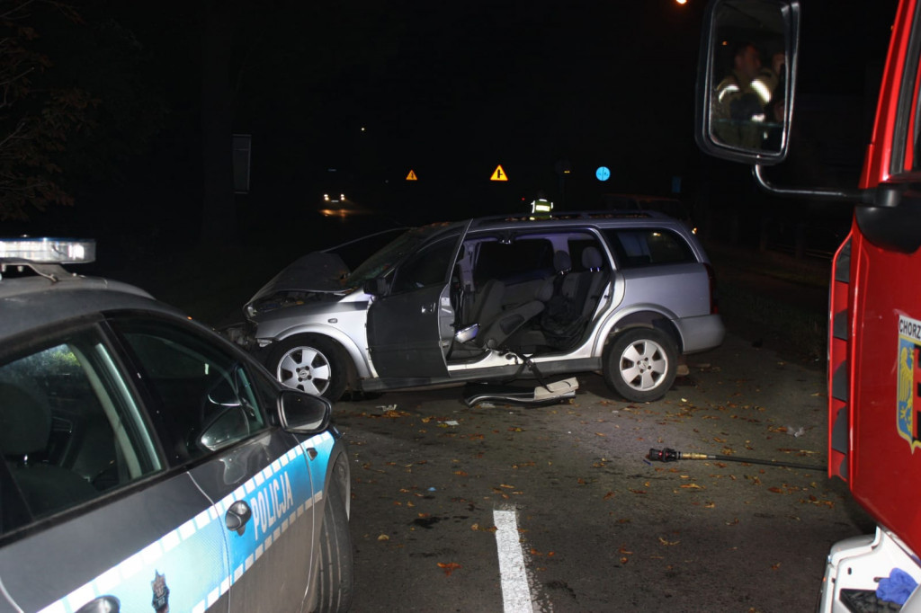 Wypadek na Tarnogórskiej. Kierowca zakleszczony