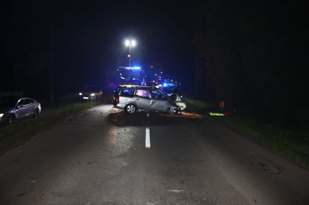 Wypadek na Tarnogórskiej. Kierowca zakleszczony