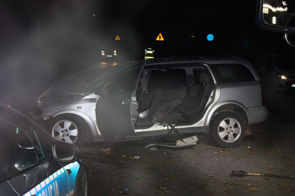 Wypadek na Tarnogórskiej. Kierowca zakleszczony