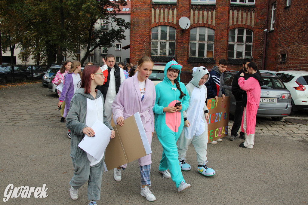 Tarnowskie Góry. Spacer w piżamach