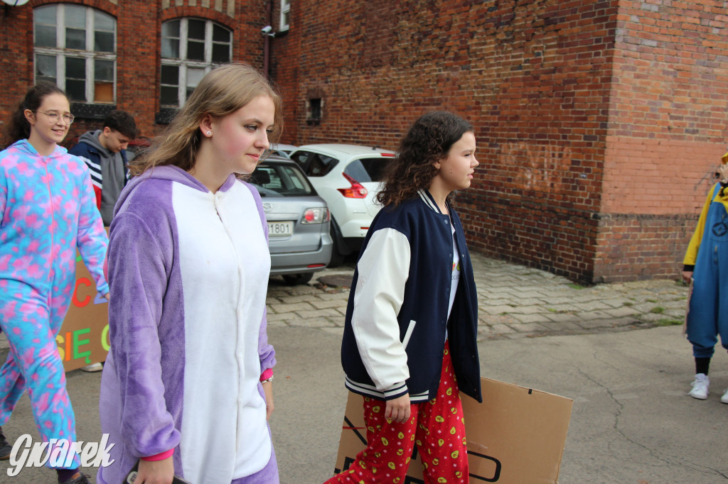 Tarnowskie Góry. Spacer w piżamach