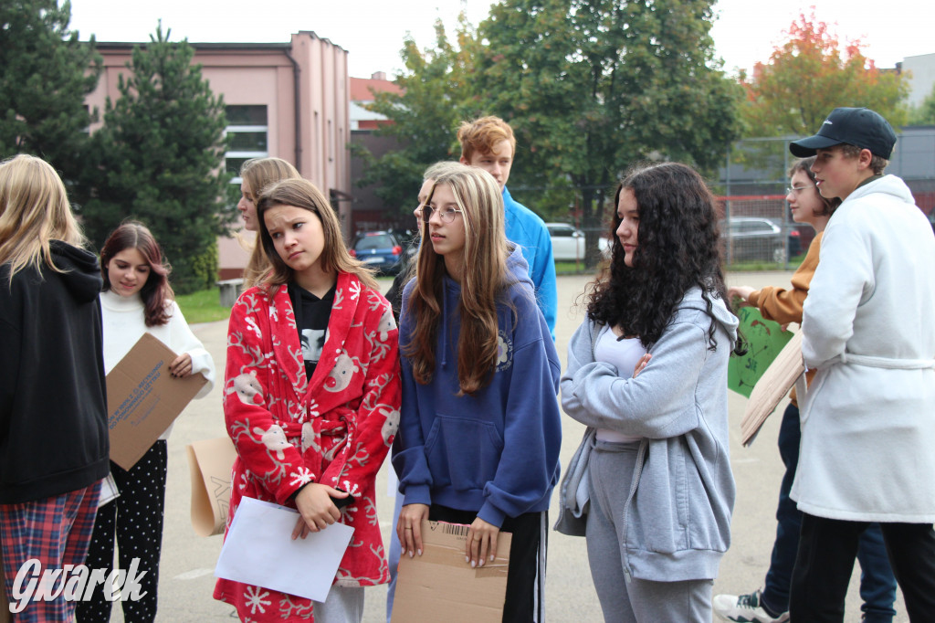Tarnowskie Góry. Spacer w piżamach