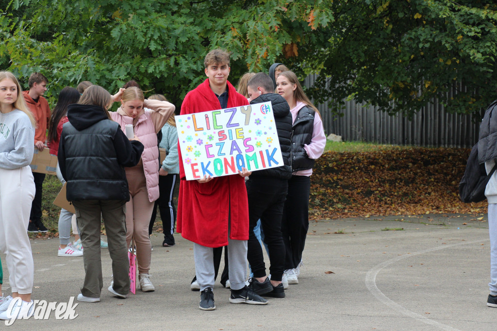 Tarnowskie Góry. Spacer w piżamach