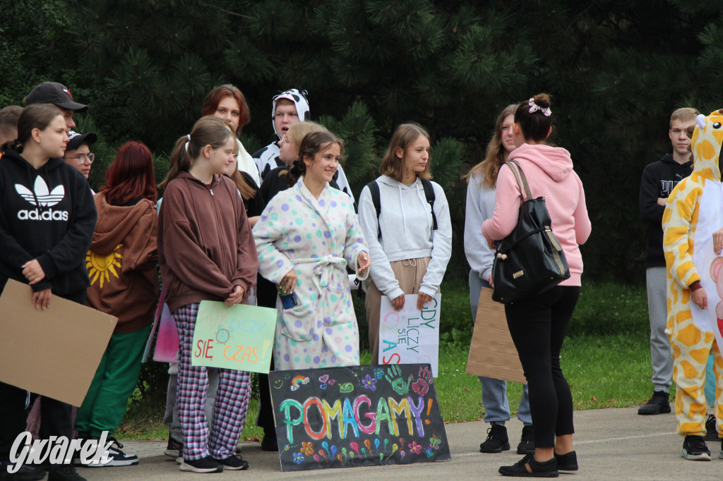 Tarnowskie Góry. Spacer w piżamach