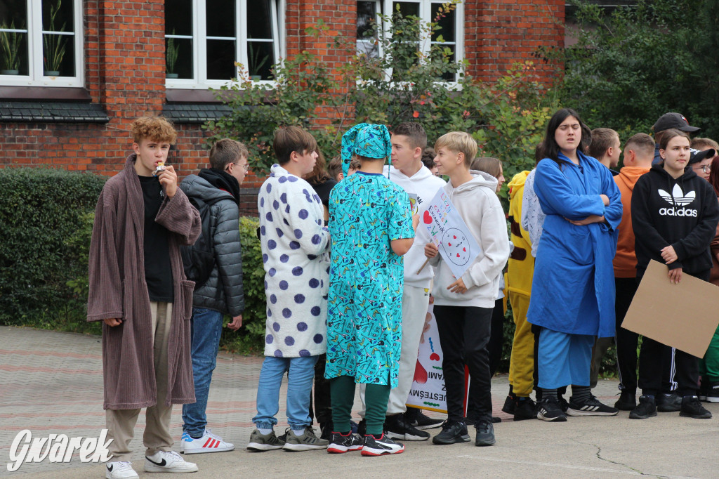 Tarnowskie Góry. Spacer w piżamach