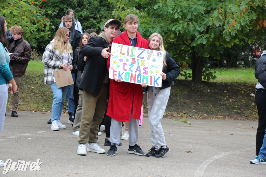 Tarnowskie Góry. Spacer w piżamach
