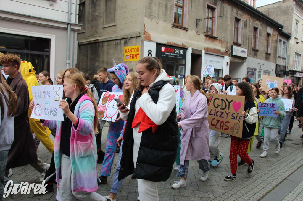 Tarnowskie Góry. Spacer w piżamach