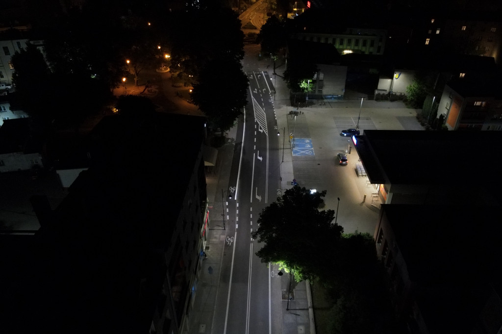 Ulica Sobieskiego nocą i z góry