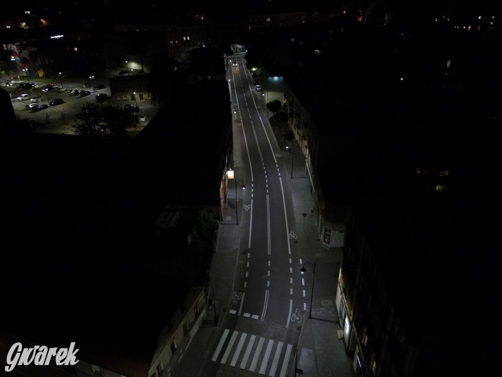 Ulica Sobieskiego nocą i z góry