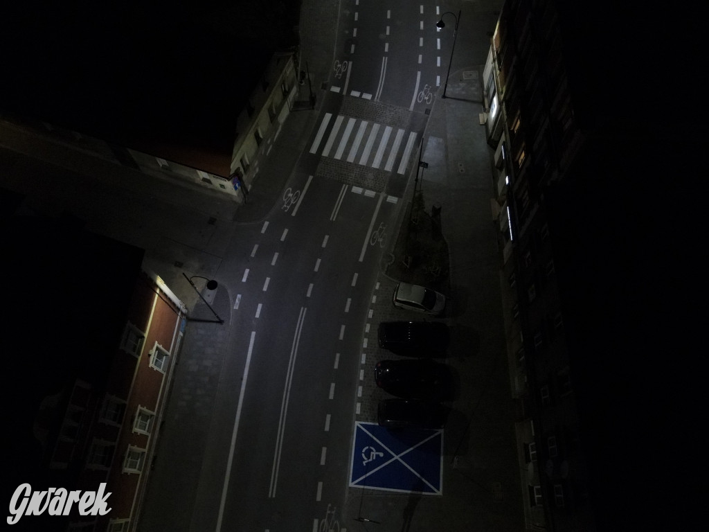 Ulica Sobieskiego nocą i z góry