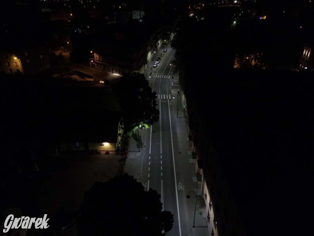 Ulica Sobieskiego nocą i z góry