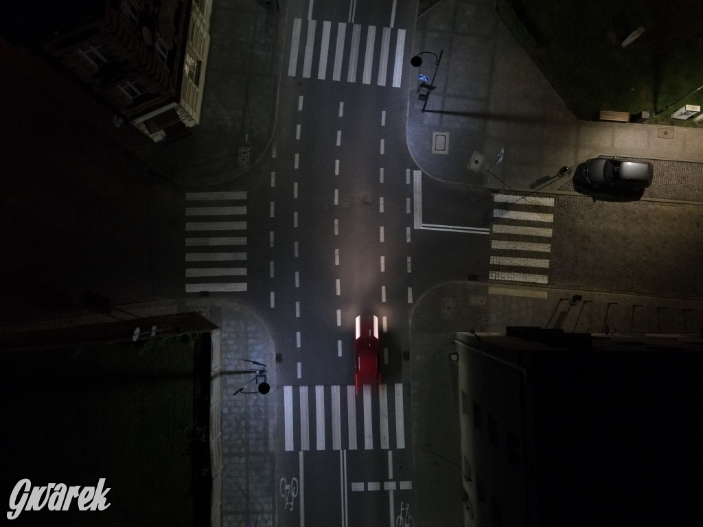 Ulica Sobieskiego nocą i z góry