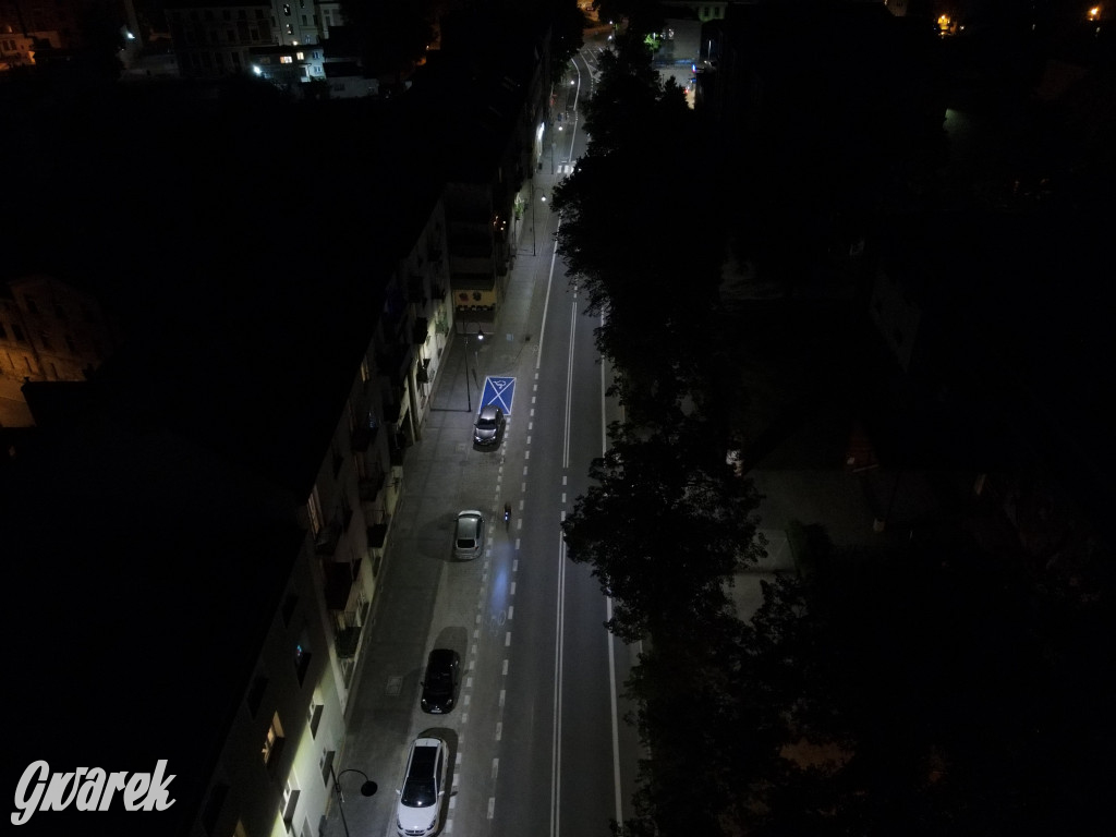 Ulica Sobieskiego nocą i z góry