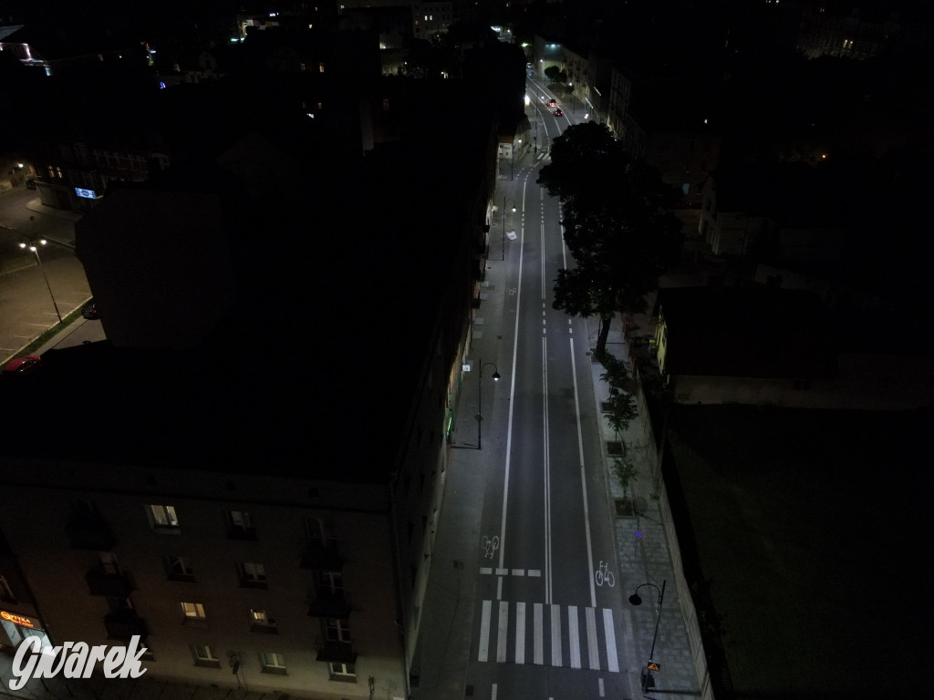 Ulica Sobieskiego nocą i z góry