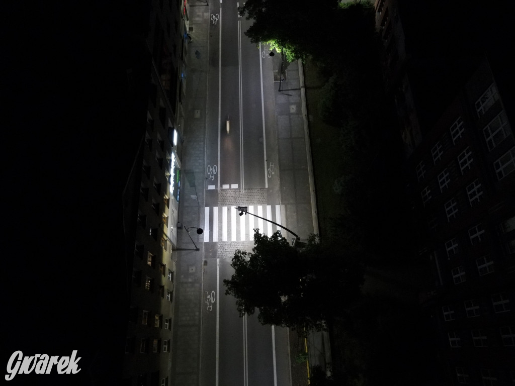 Ulica Sobieskiego nocą i z góry