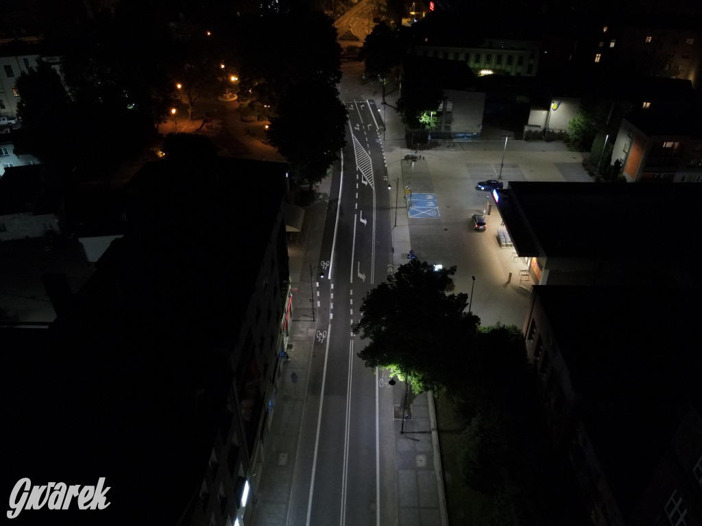 Ulica Sobieskiego nocą i z góry