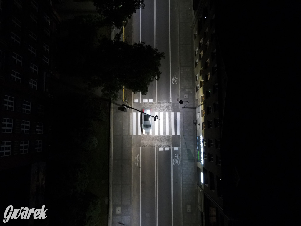 Ulica Sobieskiego nocą i z góry