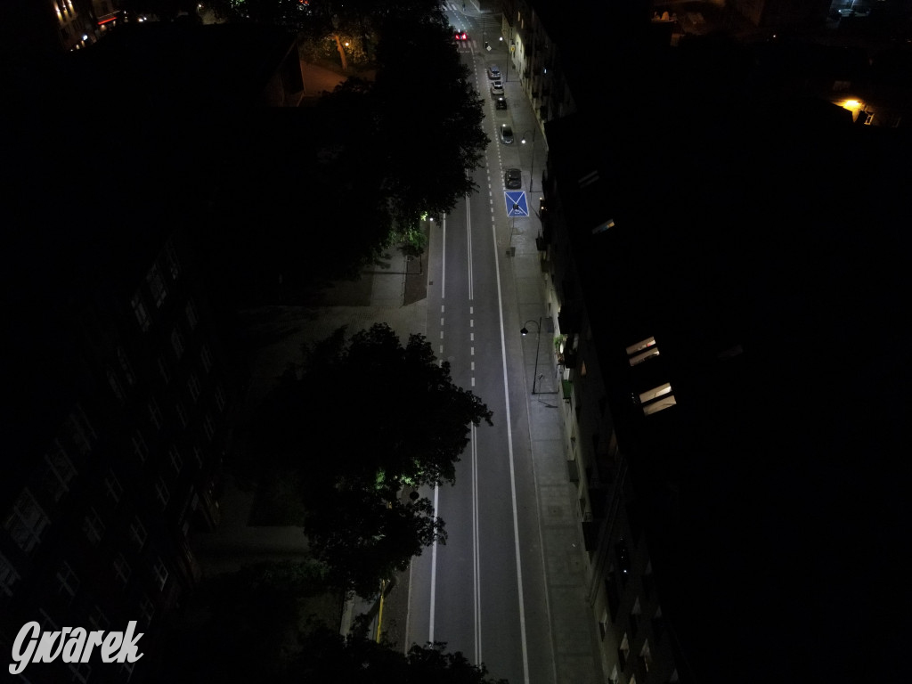 Ulica Sobieskiego nocą i z góry