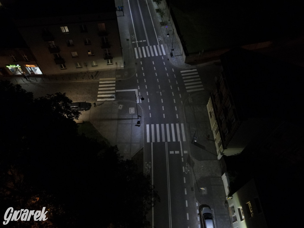 Ulica Sobieskiego nocą i z góry