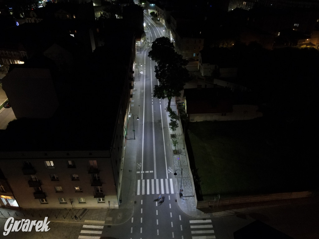 Ulica Sobieskiego nocą i z góry