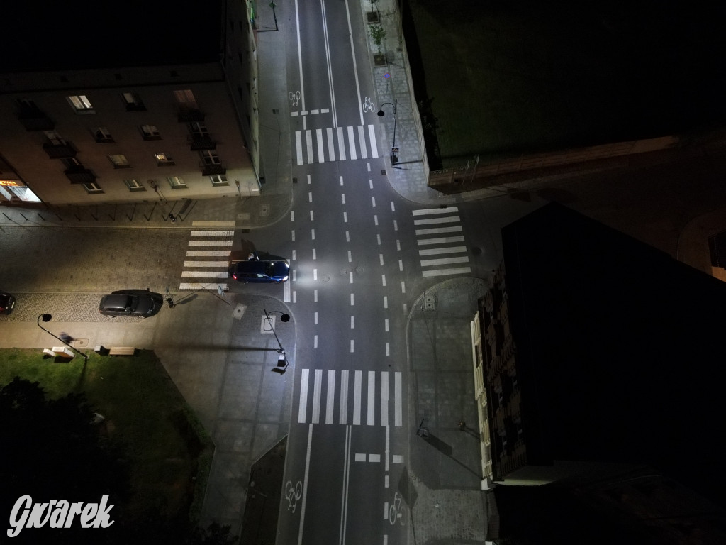 Ulica Sobieskiego nocą i z góry