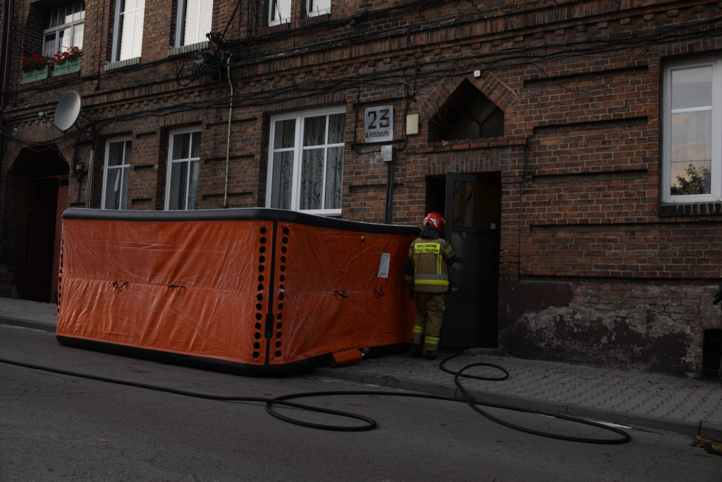 Pożar w kamienicy, rozłożono skokochron