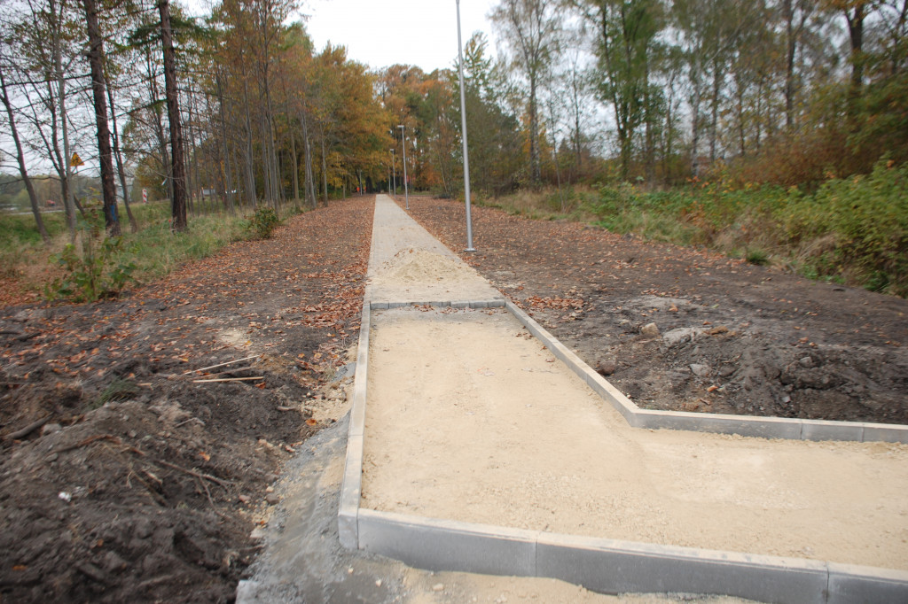 Budują market Lidl i chodnik z oświetleniem