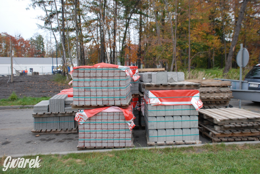 Budują market Lidl i chodnik z oświetleniem